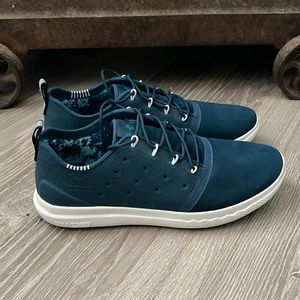 Underarmour charged sneakers/9.5